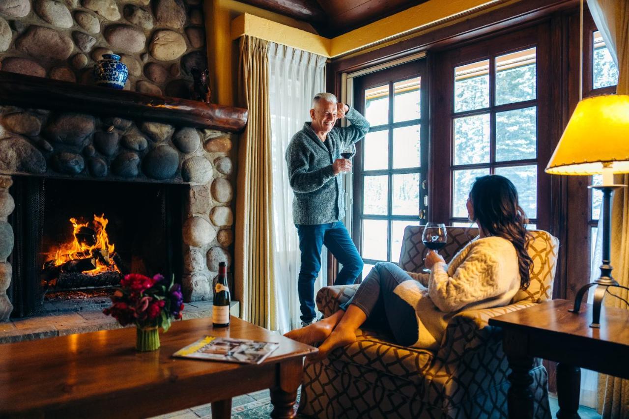 Post Hotel & Spa Lake Louise Bagian luar foto