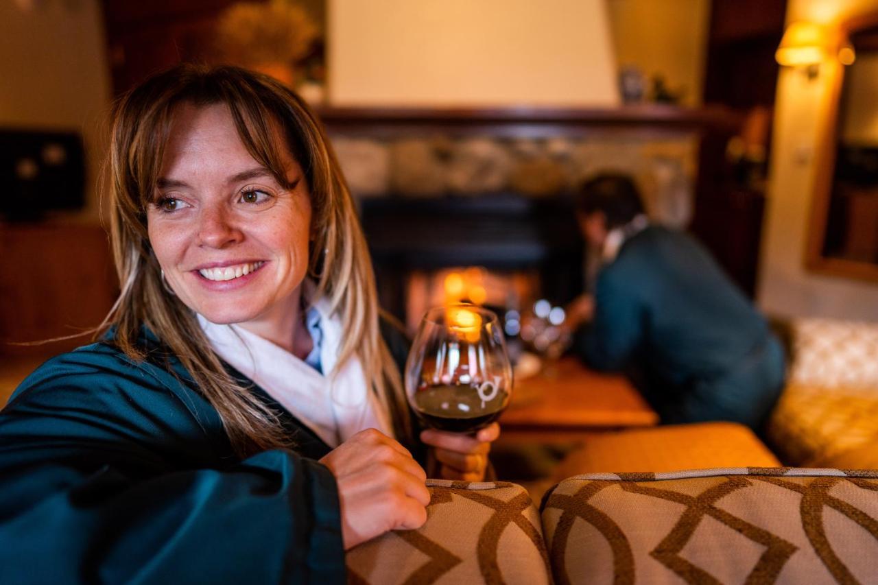 Post Hotel & Spa Lake Louise Bagian luar foto