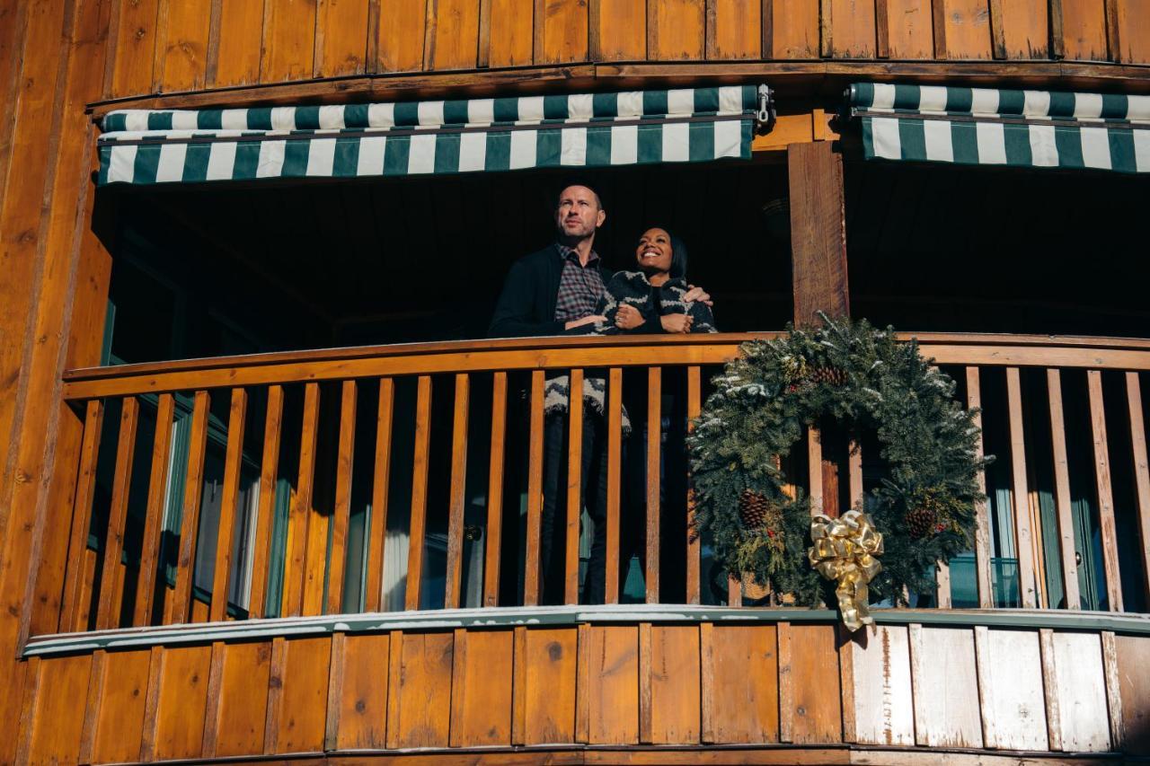 Post Hotel & Spa Lake Louise Bagian luar foto