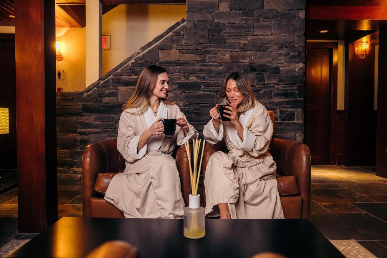 Post Hotel & Spa Lake Louise Bagian luar foto