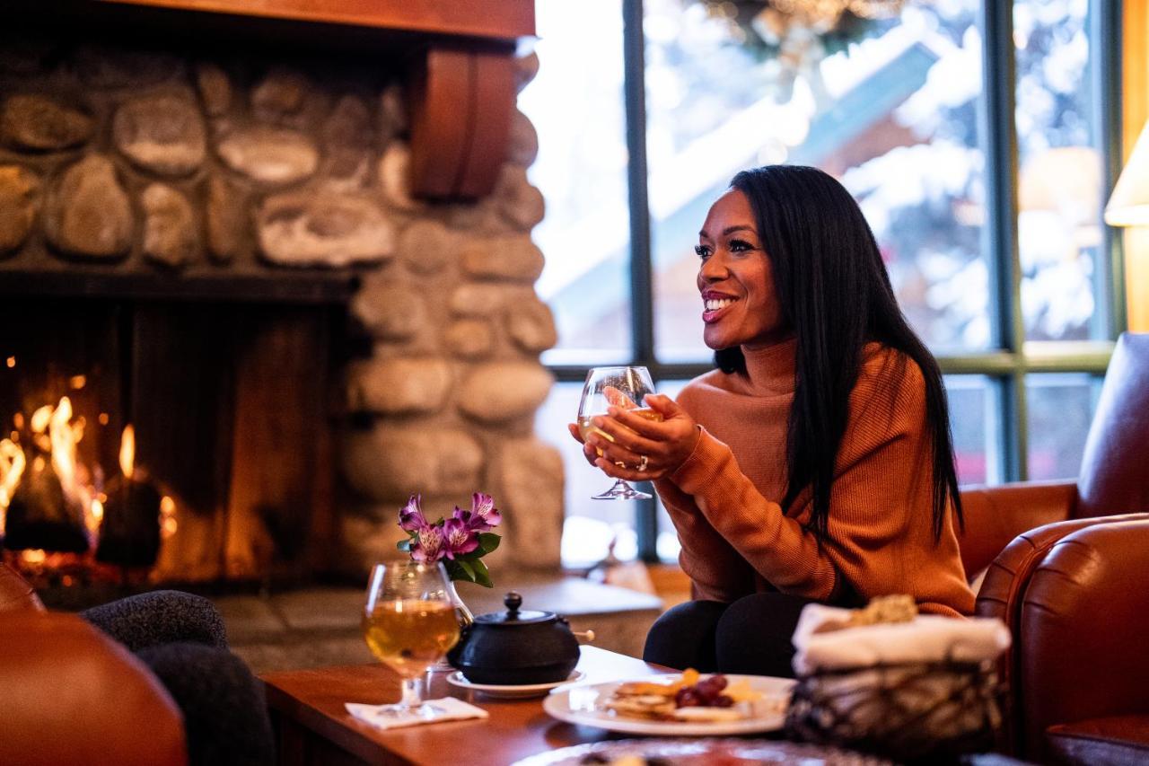 Post Hotel & Spa Lake Louise Bagian luar foto