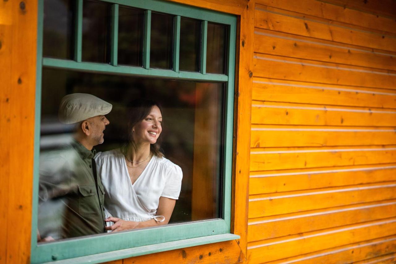 Post Hotel & Spa Lake Louise Bagian luar foto