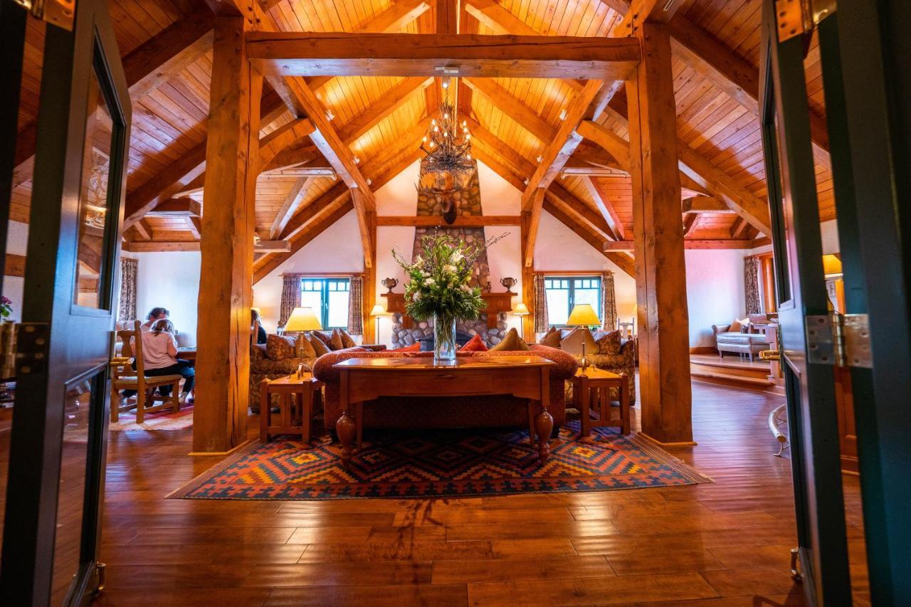 Post Hotel & Spa Lake Louise Bagian luar foto