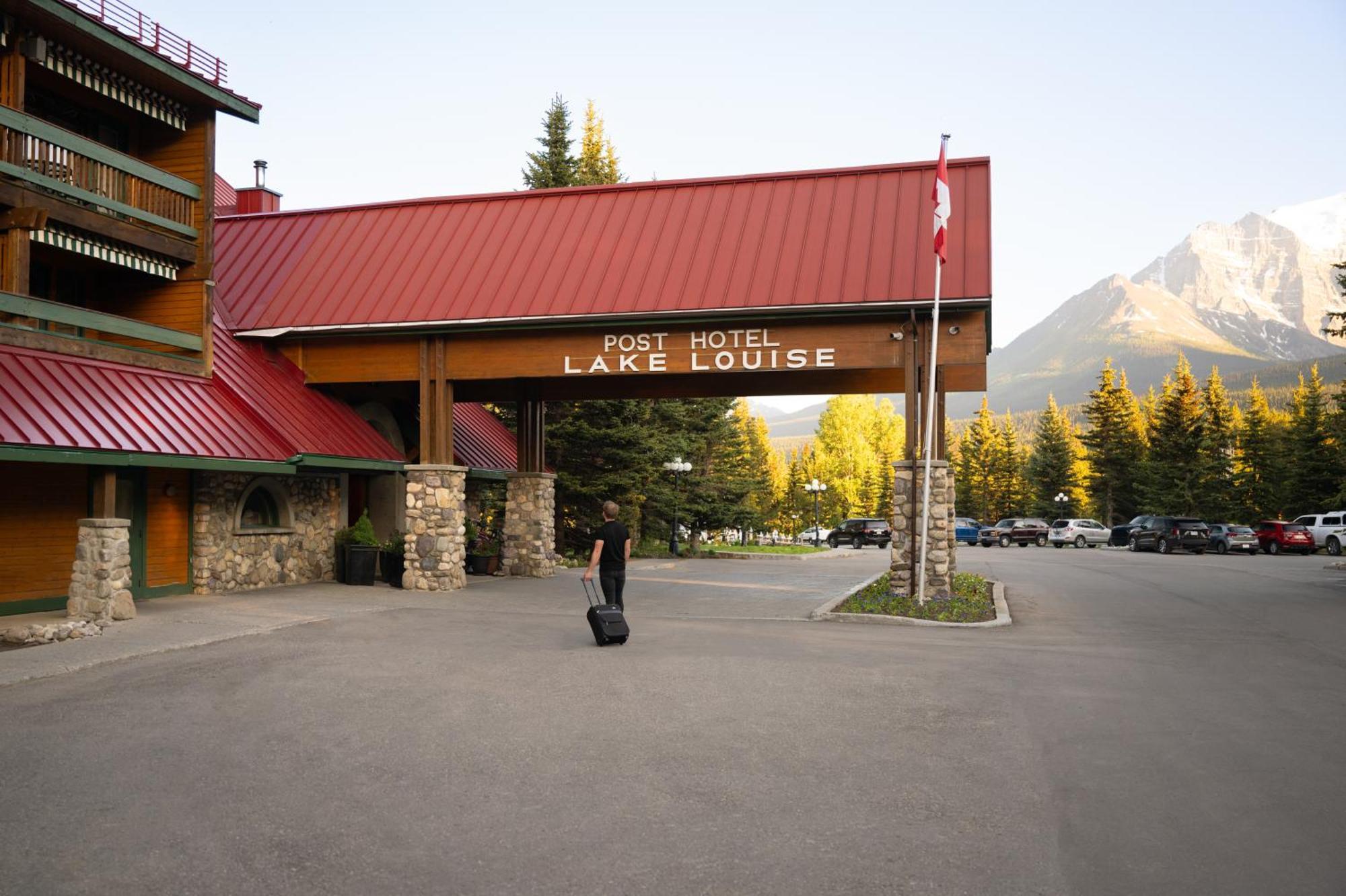 Post Hotel & Spa Lake Louise Bagian luar foto