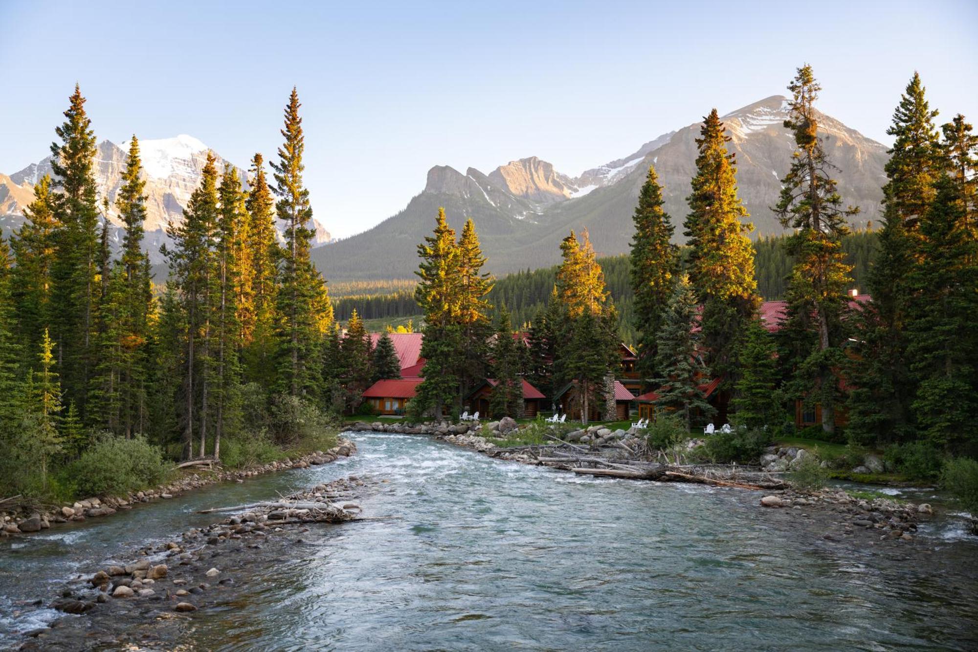 Post Hotel & Spa Lake Louise Bagian luar foto