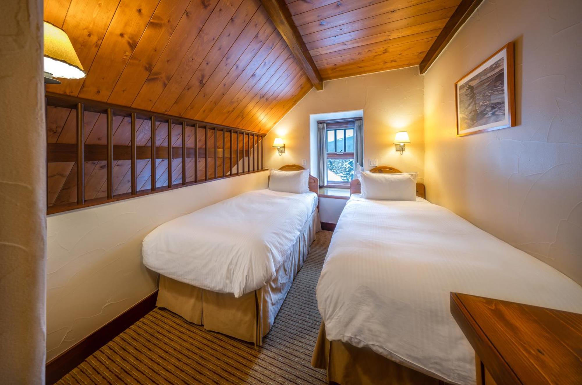 Post Hotel & Spa Lake Louise Bagian luar foto