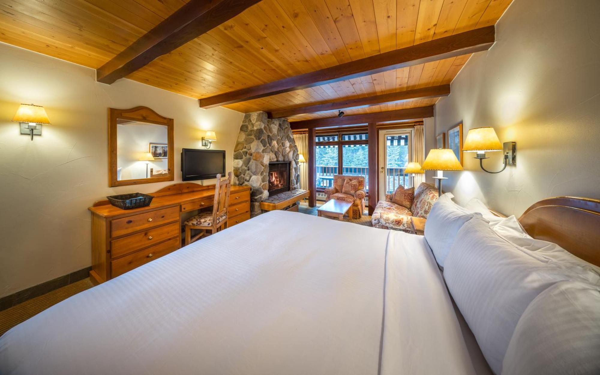 Post Hotel & Spa Lake Louise Bagian luar foto