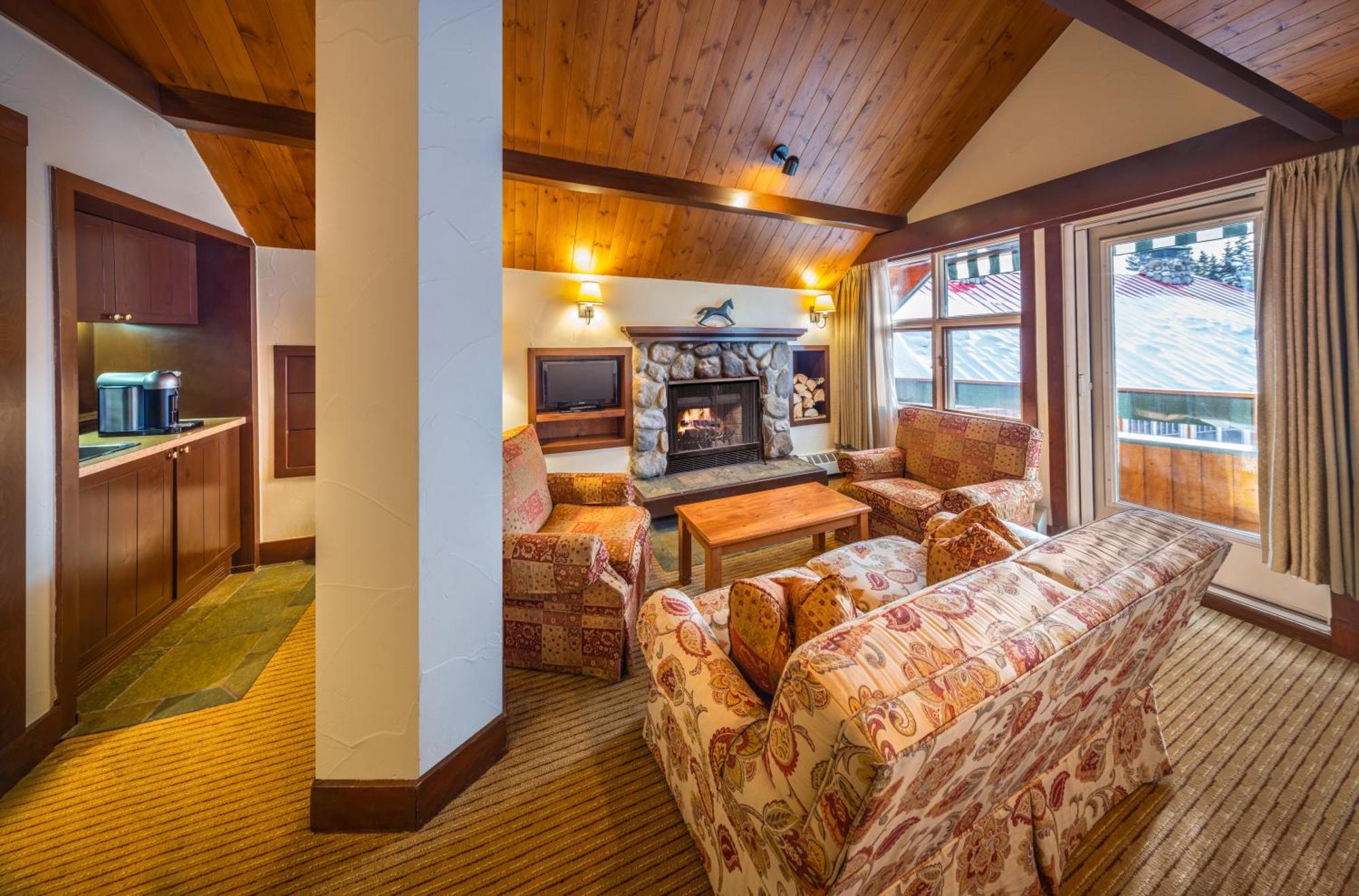 Post Hotel & Spa Lake Louise Bagian luar foto