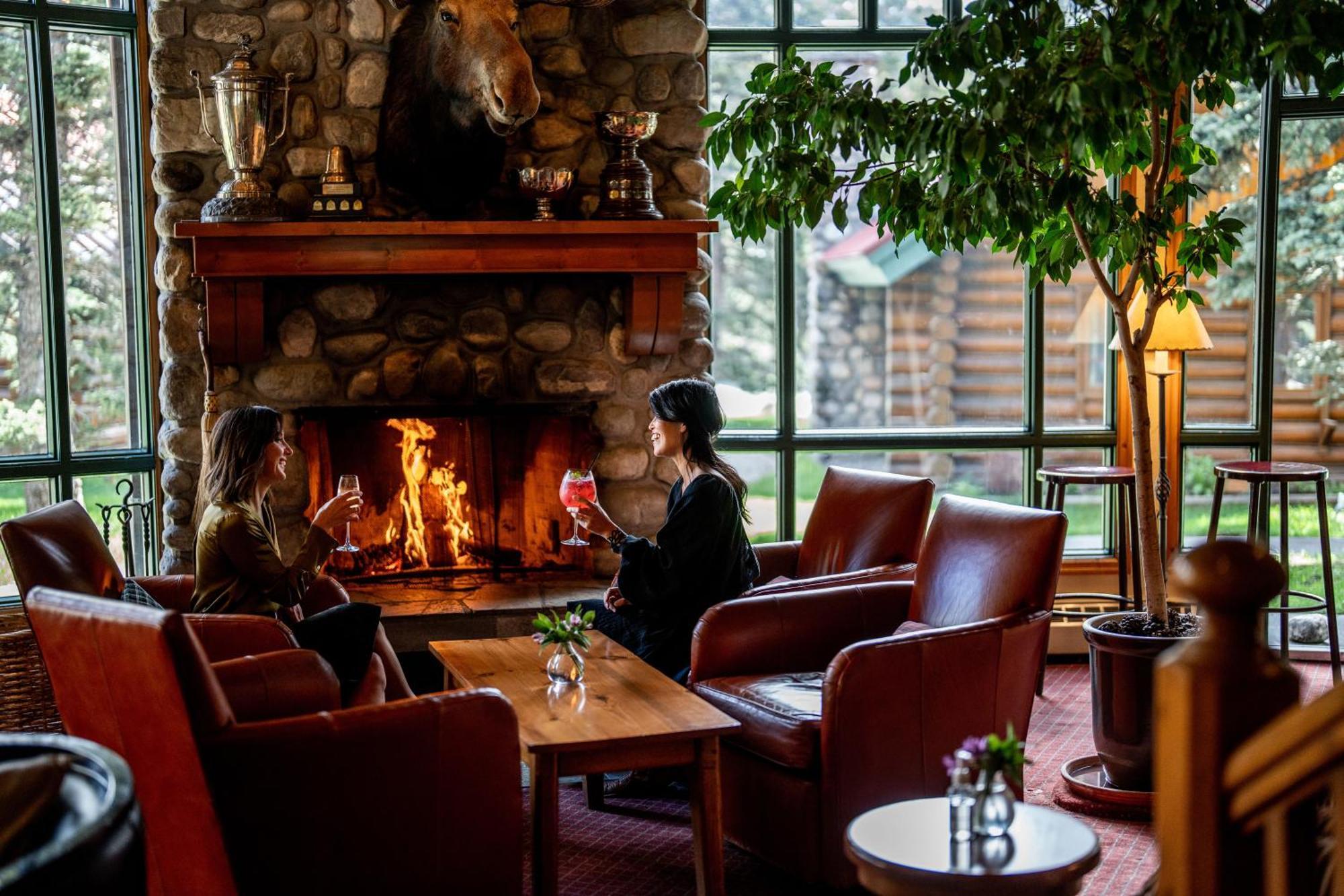 Post Hotel & Spa Lake Louise Bagian luar foto