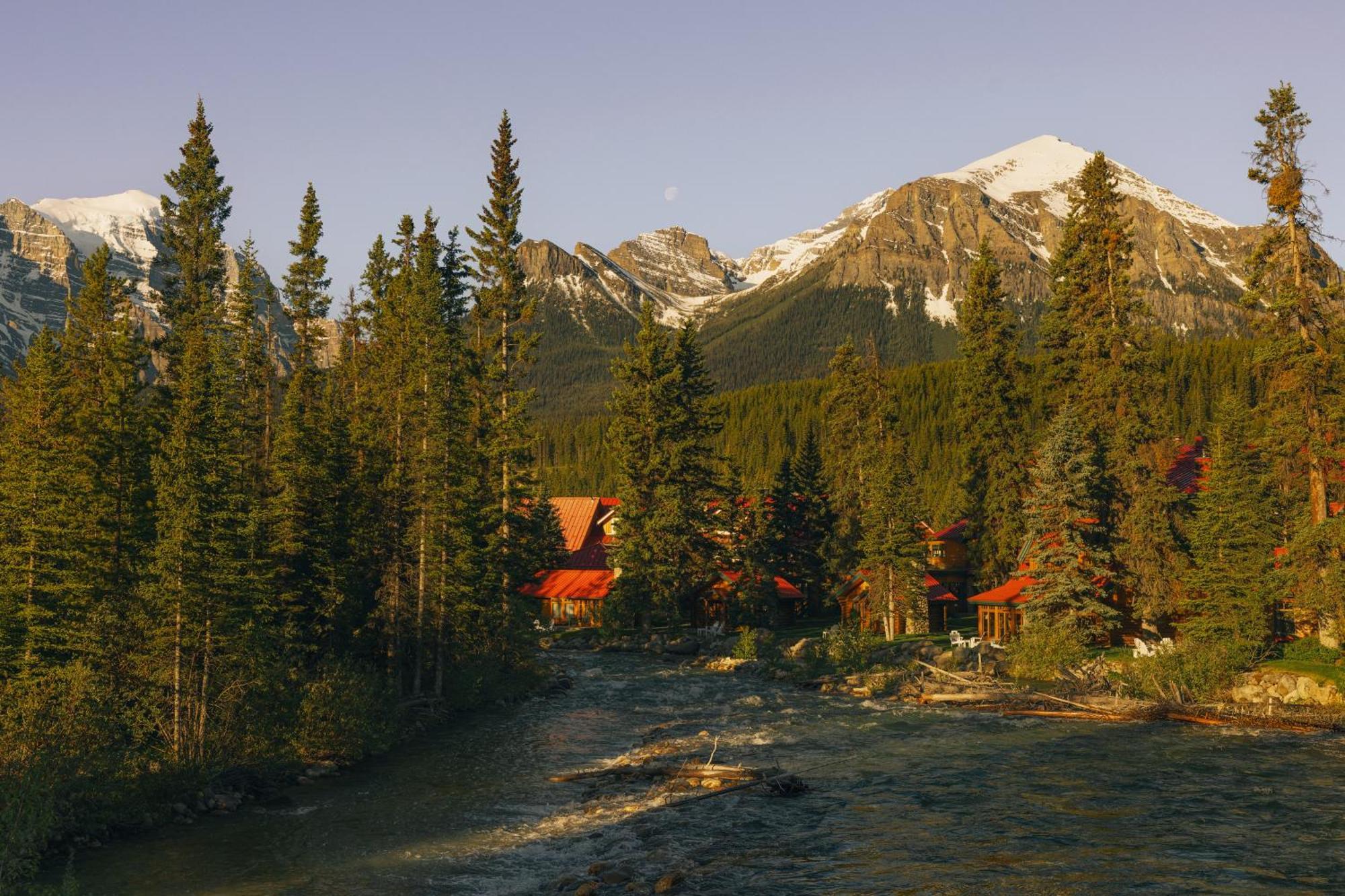 Post Hotel & Spa Lake Louise Bagian luar foto