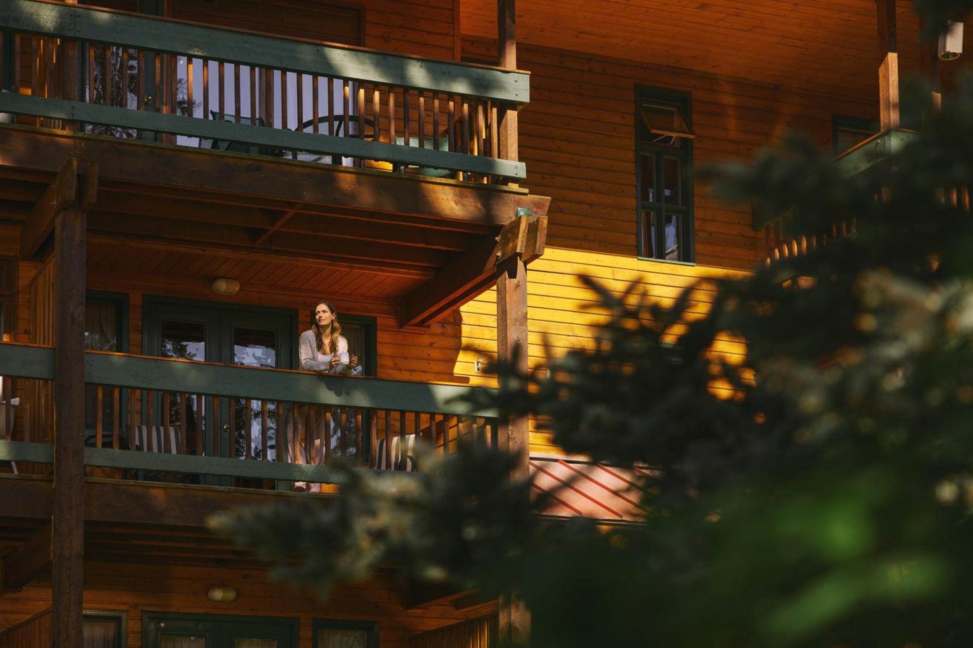 Post Hotel & Spa Lake Louise Bagian luar foto
