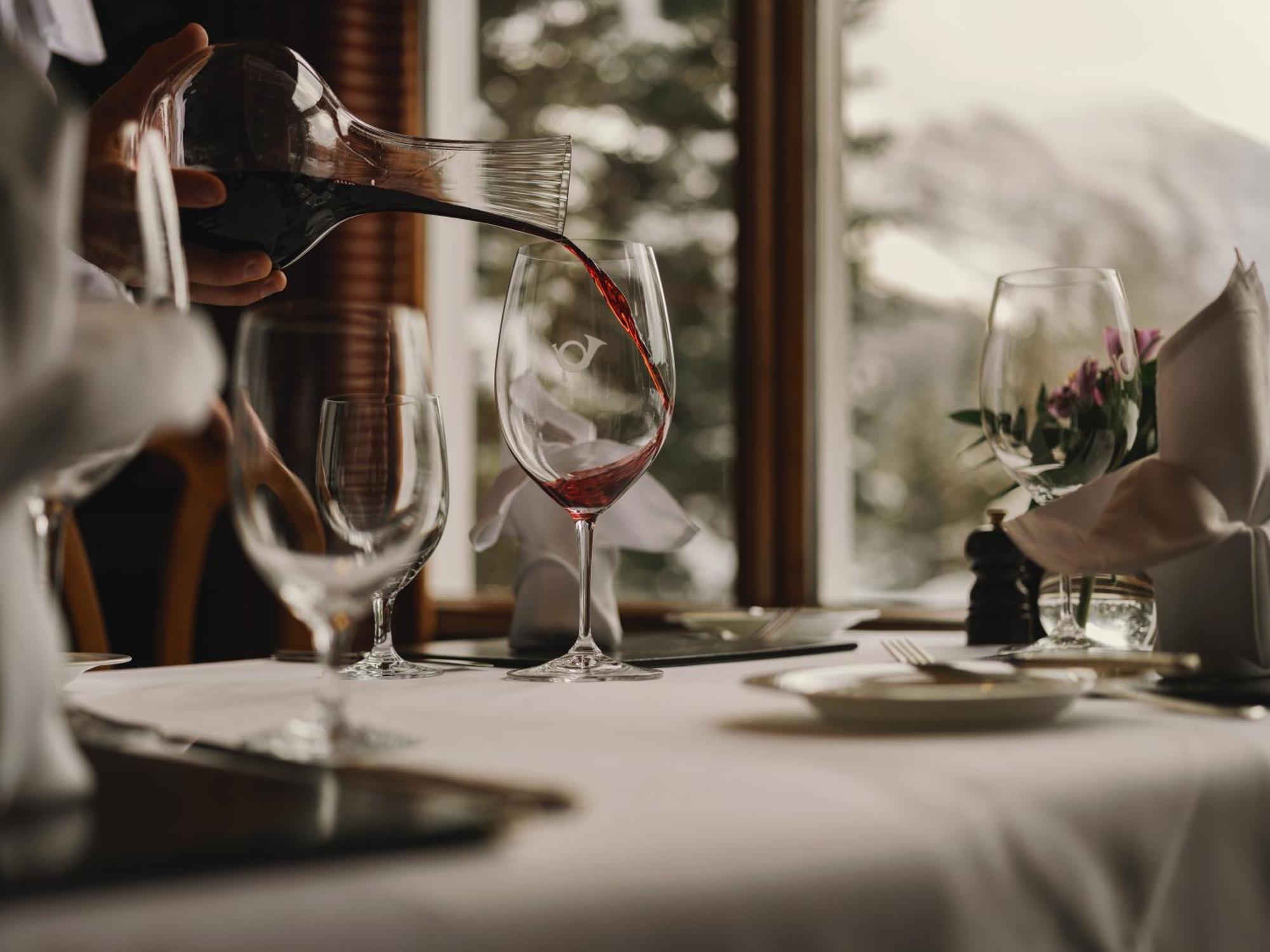 Post Hotel & Spa Lake Louise Bagian luar foto