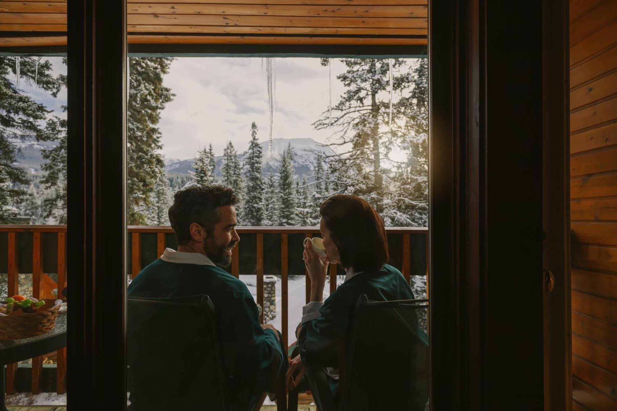 Post Hotel & Spa Lake Louise Bagian luar foto